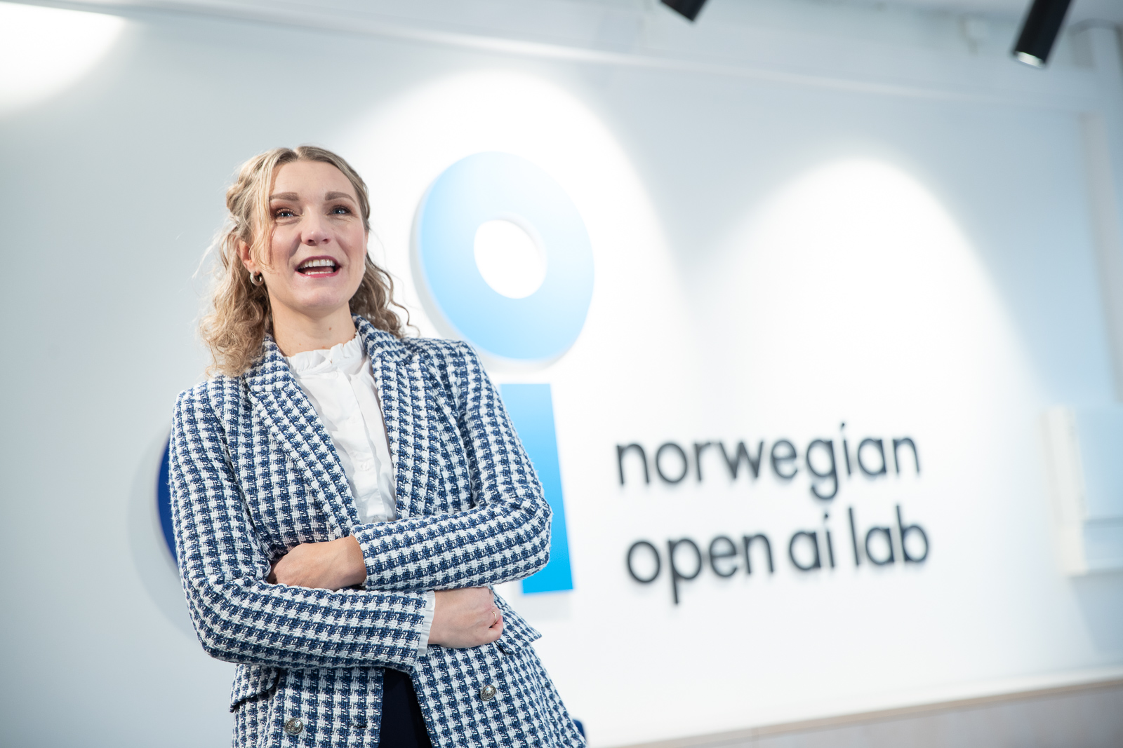 The new Minister of Digitalisation and Public Governance, Karianne Tung in the AI lab.