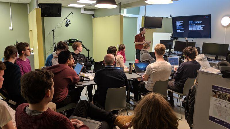Lecturer teaching students in virtual reality. Photo.