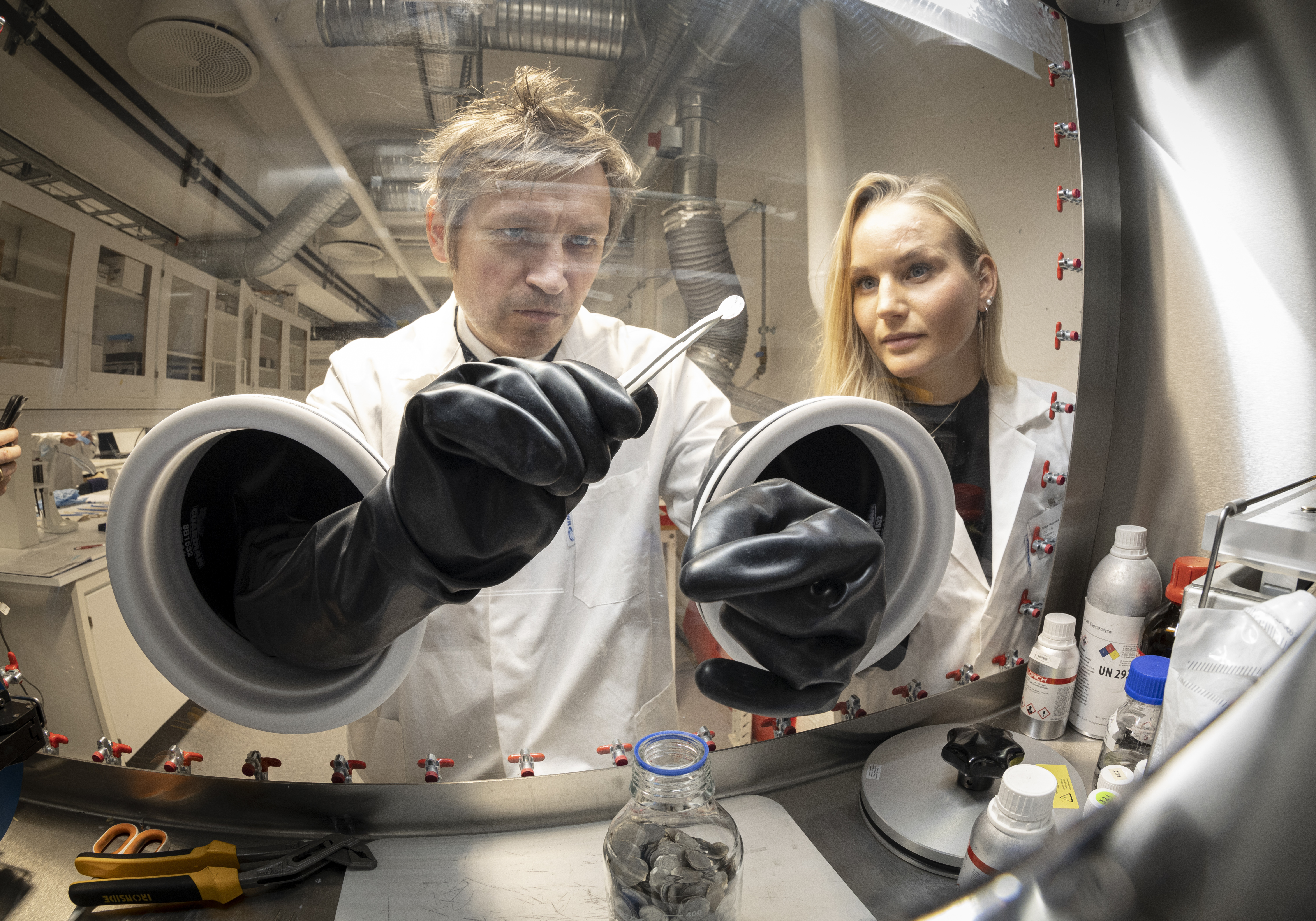 Researchers in the batterylab. Photo: Thor Nielsen