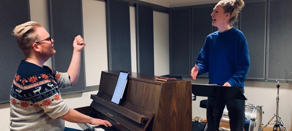 Photo of Christer Aannestad. Credit: Privat A man sitting by the piano, giving singing instructions to a female singer