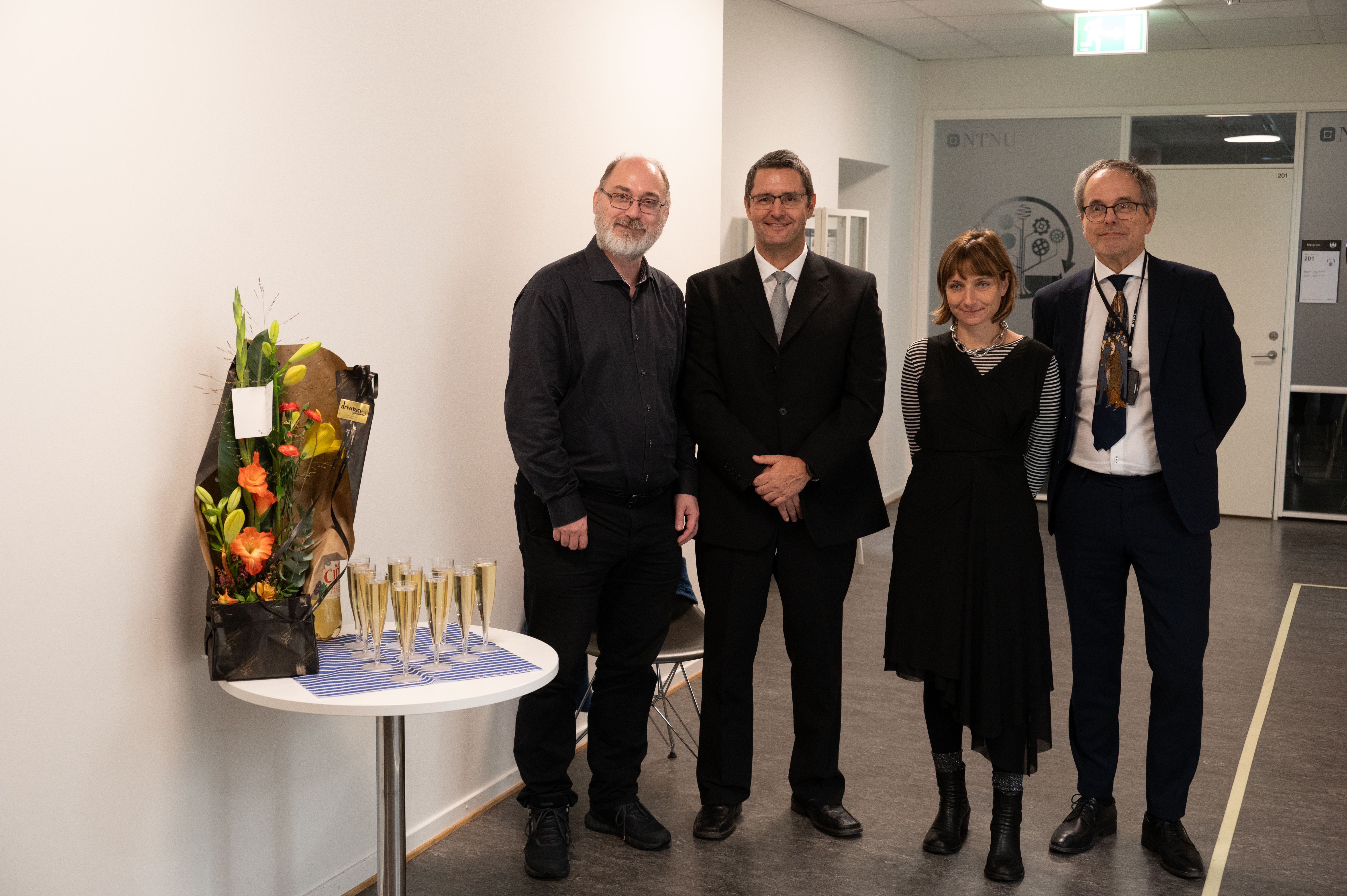 Group picture of Trygve Pløhn and fellow dissertation attendees. Photo