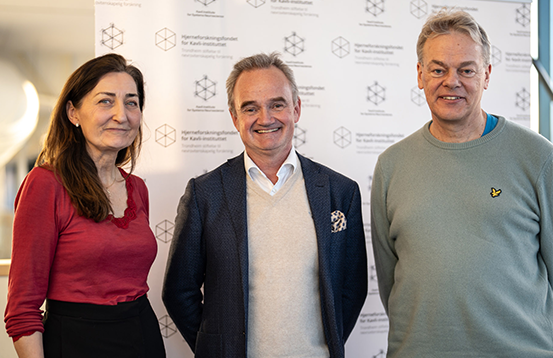 May-Britt Moser and Edvard Moser together with Jan Frode Janson, CEO of Sparebank1 SMN. Photo.