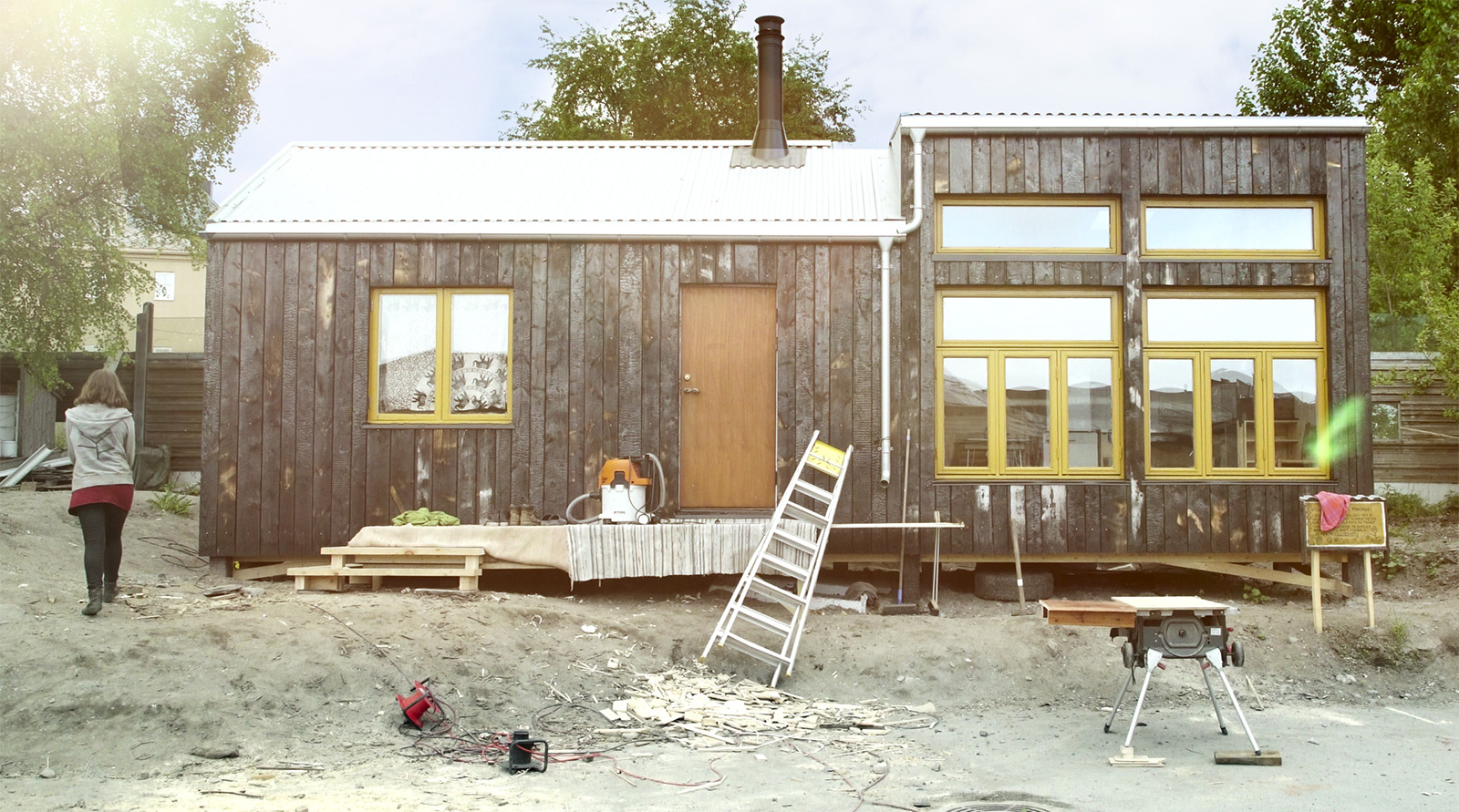 Picture of a wooden house under construction. 