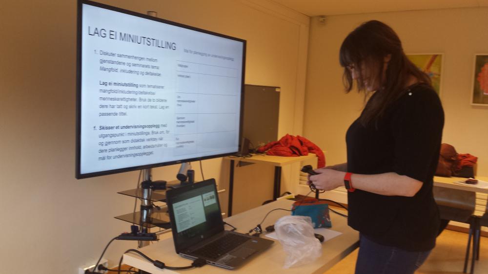 Ei dame står å ser på skjerm, foto fra kulmist-seminar fra 2017 på sverresborg. Foto Aud Mikkelsen Tretvik