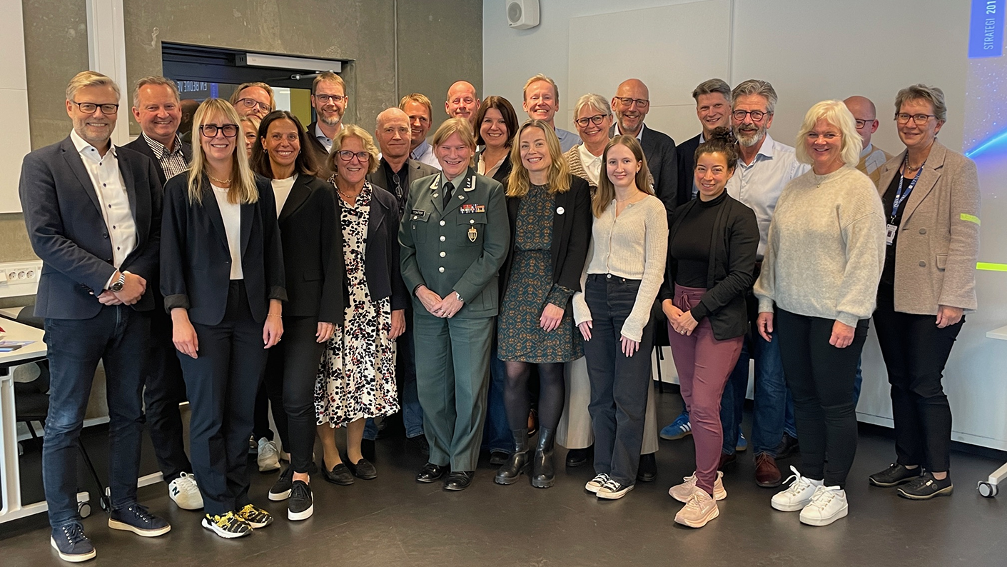 Group of people who have lined up to be photographed. Photo: NTNU