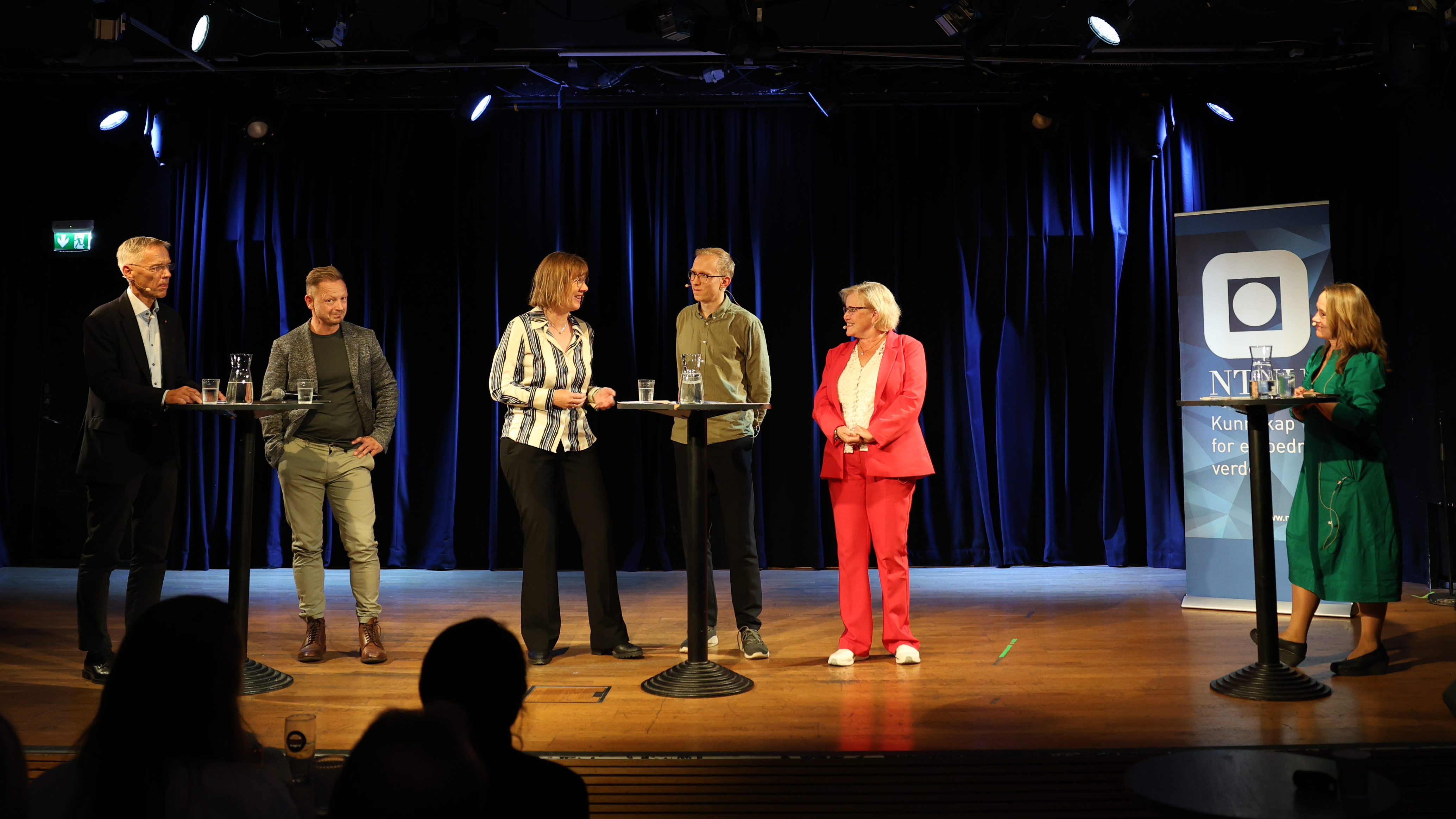 People debating on a stage at Dokkhuset. Photo: NTNU