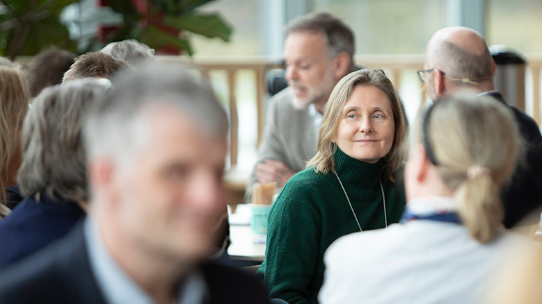 People sitting around a table and discussing. Photo: NTNU