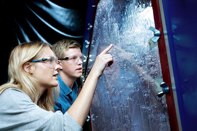 Assembling a wind turbine. Photo: Geir Mogen/NTNU Watching a water turbine. Photo: Geir Mogen/NTNU