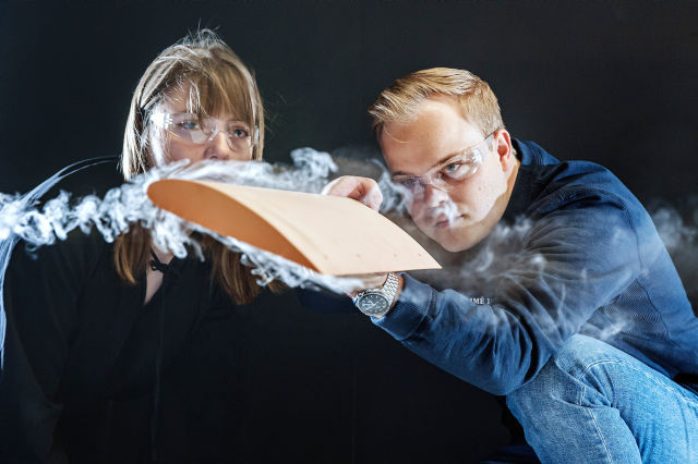 Testing an air foil. Photo: Geir Mogen/NTNU experiment in lab. Photo: Geir Mogen/NTNU