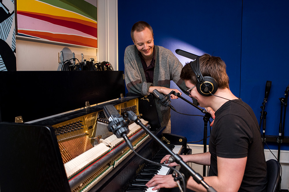 Students play and record sound at a piano. Photo: Lena Knutli/NTNU