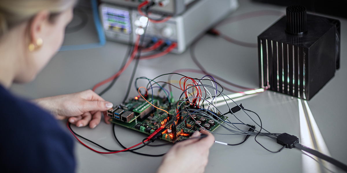 PhD candidate testing a cirtuit board. Photo: Geir Mogen / NTNU