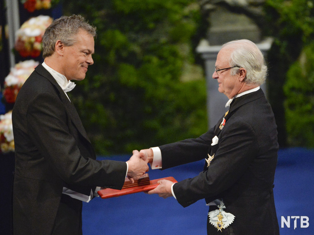 Edvard Moser får prisen av kung Carl XVI Gustaf. Foto: Jonas Ekströmer / NTB