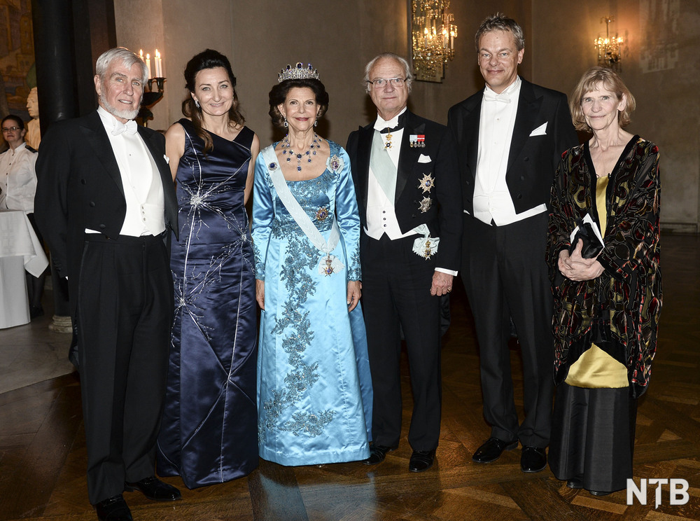 Nobelprisvinnerne med den svenske kongefamilien. Foto: Fredrik Sandberg / NTB
