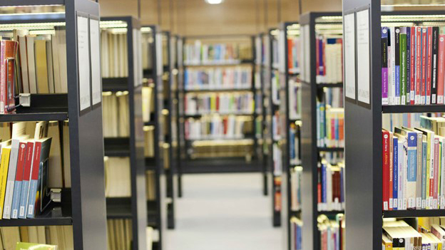 Bookshelves in a library. Photo: NTNU