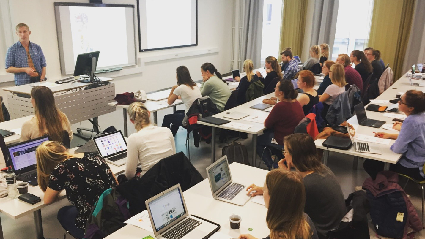 People in a classroom. Photo: Idun Knutsdatter Østerdal