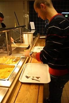 Ben er i kantina. Ben er i kantina.