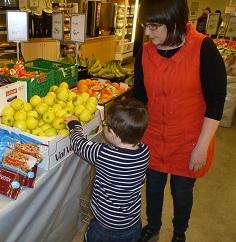 Cecile og Alex er i butikken. Cecile og Alex er i butikken.