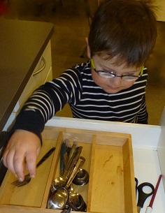 Alex hjelper til. Alex hjelper til.