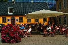 Rundt torget er det mange små kaféer. Foto: Nancy Bundt - Visitnorway.com Rundt torget er det mange små kaféer. Foto: Nancy Bundt - Visitnorway.com