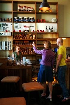 På kafé. Foto: Nancy Bundt - Visitnorway.com På kafé. Foto: Nancy Bundt - Visitnorway.com